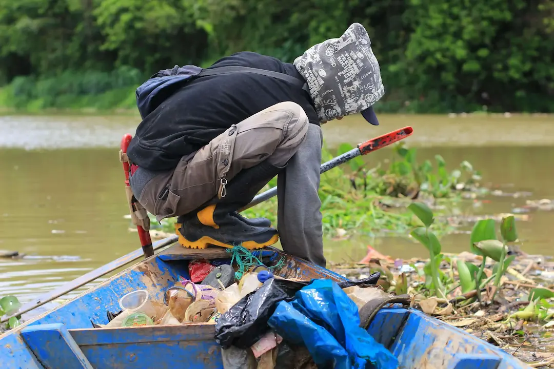 Entaskan Jutaan Ton Sampah Sungai Citarum dengan Sampan Harapan